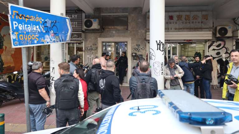 Ομόνοια: Ερωτικό παιχνίδι αυτοϊκανοποίησης ή αυτοκτονία "βλέπει" η ΕΛΑΣ - Τα σενάρια για τον νεκρό άνδρα στο Airbnb