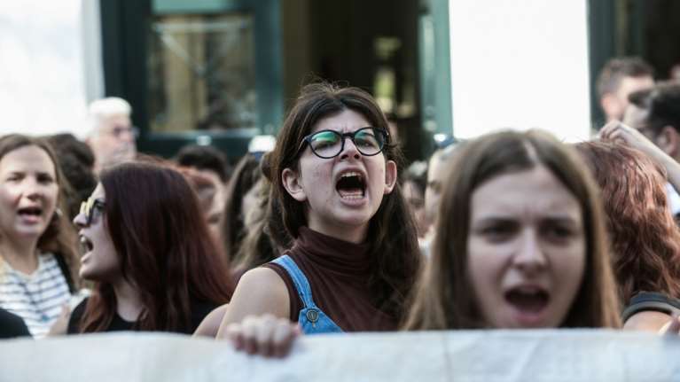 Μεγάλη συγέντρωση με πανό στην Ευελπίδων υπέρ των 9 συλληφθέντων για τα επεισόδια στο Σύνταγμα [εικόνες]