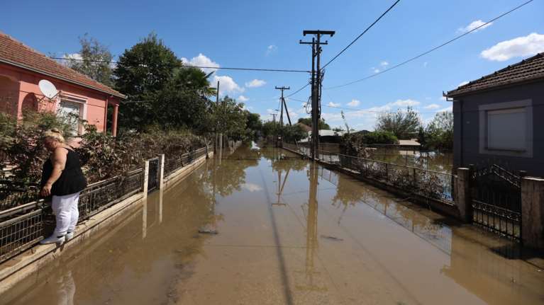 Συστάσεις ΕΟΔΥ σε πλημμυροπαθείς: Όσα πρέπει να προσέχουν σε φαγητά και νερό