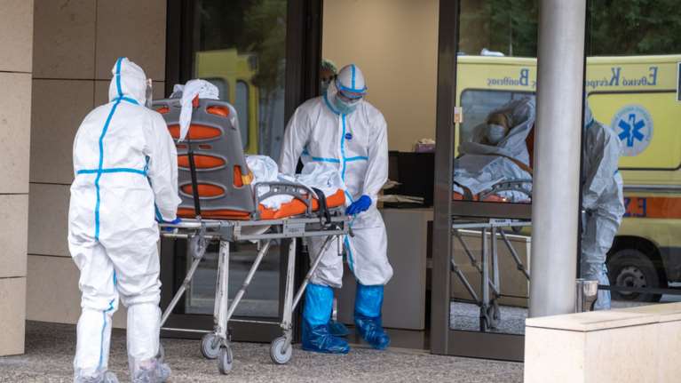 Κορονοϊός: &quot;Ηλικιωμένη μου ζήτησε να την πάω στο νοσοκομείο που είναι ο άντρας της&quot; - Συγκλονίζουν οι διασώστες του ΕΚΑΒ [Βίντεο]