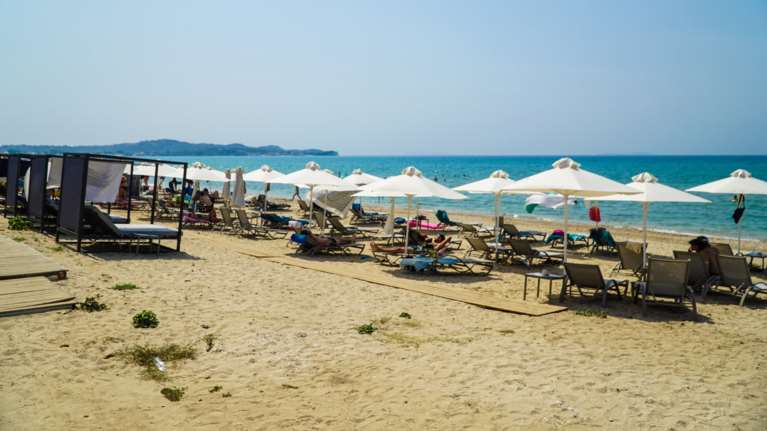 Τι αλλάζει από φέτος στις παραλίες - &quot;Πλαφόν&quot; σε ομπρέλες και ξαπλώστρες - Καταγγελίες μέσω app