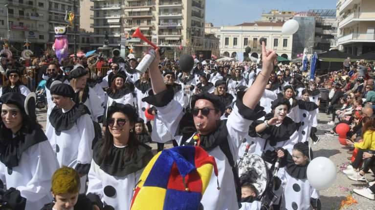 Πατρινό Καρναβάλι: Ρεκόρ με πάνω από 60.000 καρναβαλιστές – Στους δρόμους τα άρματα