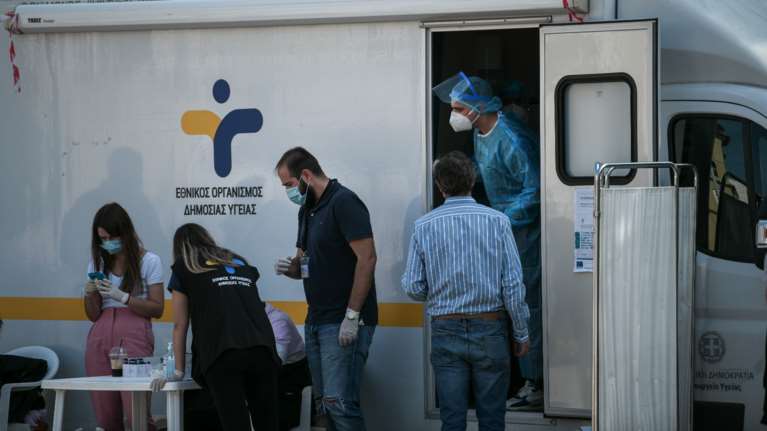 Κορονοϊός: Συναγερμός στο Περιστέρι - 31 κρούσματα με μέση ηλικία τα 35 έτη