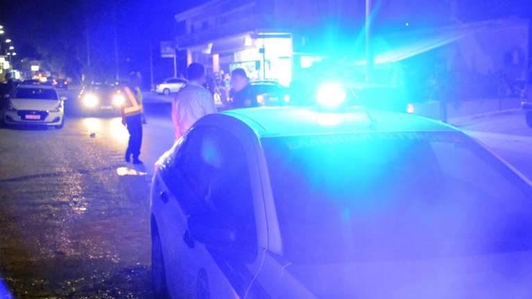 Βοιωτία: "Ο 17χρονος προσπάθησε να αρπάξει το όπλο και εκπυρσοκρότησε" - Προθεσμία για να απολογηθεί πήρε ο αστυνομικός