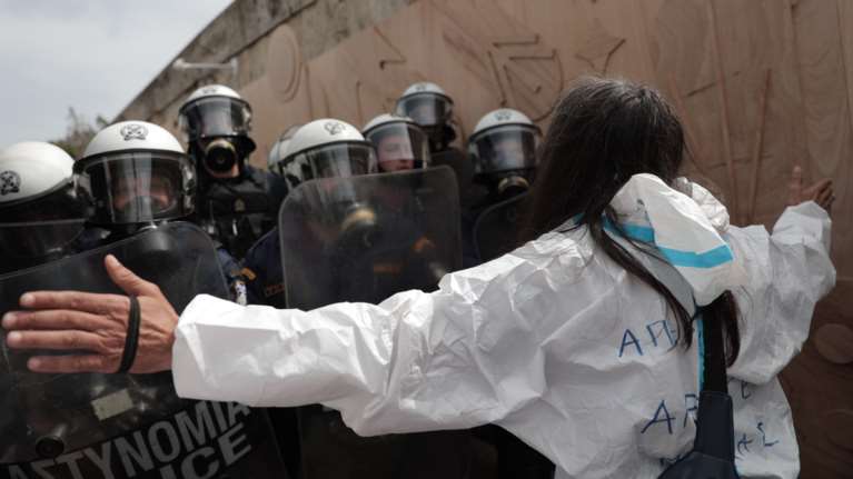 Ενταση έξω από τη Βουλή: Χημικά στη συγκέντρωση των υγειονομικών που προσπάθησαν να σπάσουν το αστυνομικό μπλόκο