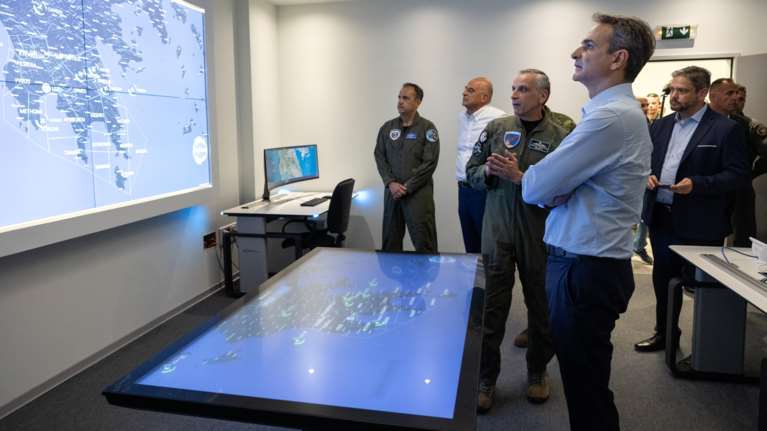 Στην 120 Πτέρυγα στην Καλαμάτα ο Μητσοτάκης: &quot;Δίνουμε έμφαση στη σωστή εκπαίδευση των νέων αεροπόρων μας&quot;