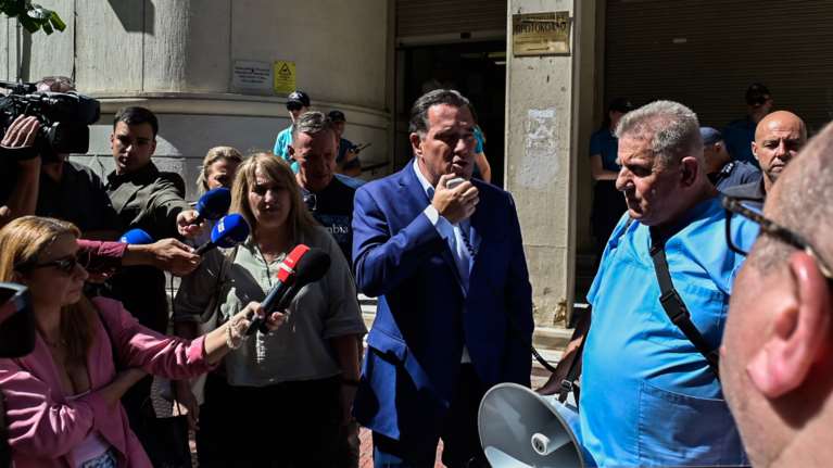 Στο Υπ. Υγείας οι τραυματιοφορείς: &quot;Είμαστε όλοι άνω των 50, θέλουμε προσλήψεις και ένταξη στα βαρέα&quot; - Τους συνάντησε ο Γεωργιάδης