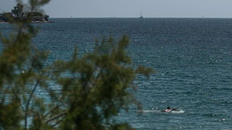 Σοκ στον Άλιμο: Γυναίκα ανασύρθηκε νεκρή από τη θάλασσα