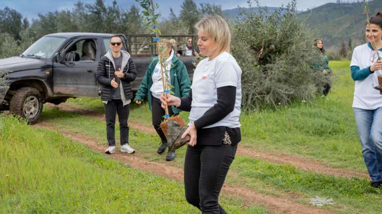 Η Βίκος Α.Ε. στηρίζει τους κατοίκους της Βόρειας Εύβοιας για να ξαναχτίσουν τις ζωές τους από το μηδέν δωρίζοντας 1.000 δέντρα