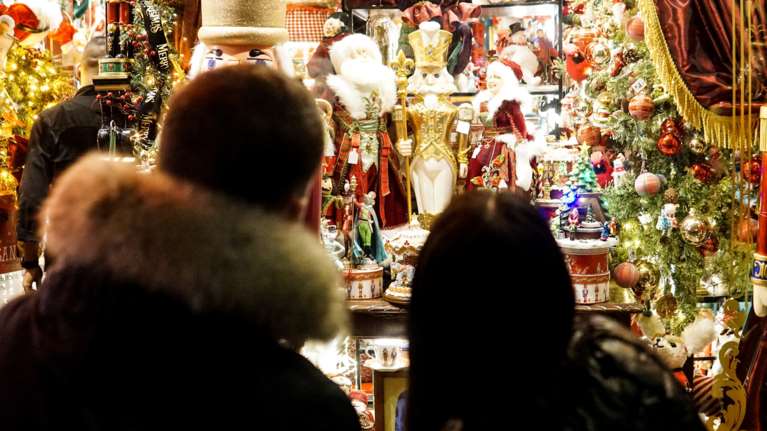 Λάτρεις των Χριστουγέννων οι Έλληνες - Έξι στους δέκα θα ξοδέψουν τα ίδια ή περισσότερα από πέρυσι