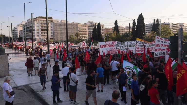 Σε εξέλιξη αντιπολεμική συγκέντρωση στο Σύνταγμα - Κλειστοί δρόμοι στο κέντρο [εικόνες]