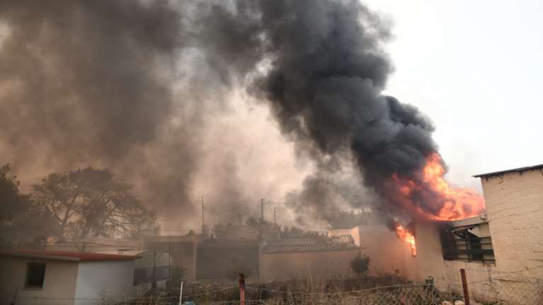 Φωτιά στην Πεντέλη: Συγκλονίζει ηλικιωμένος – "Πεθαμένος να είμαι, δεν φεύγω από το σπίτι" [βίντεο]