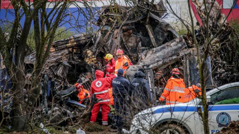 "Η μυρωδιά της καμένης σάρκας μας στοιχειώνει ακόμα" - Συγκλονίζει η μαρτυρία εθελοντή διασώστη από τα Τέμπη