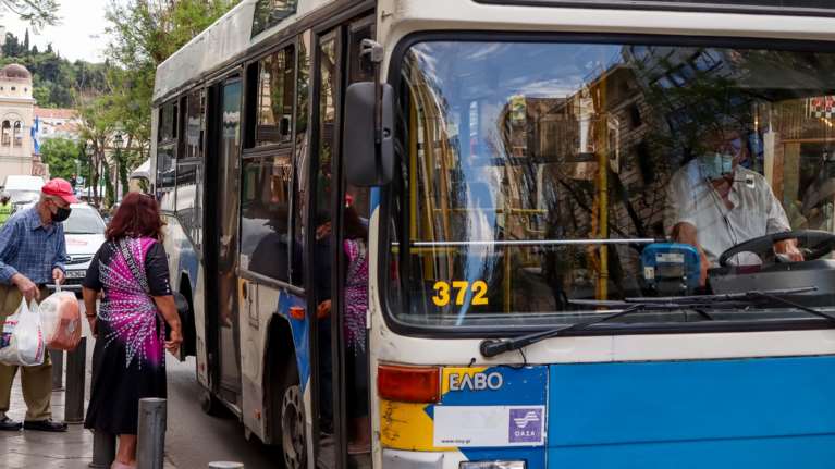 Νέος κανονισμός στα ΜΜΜ: Τσουχτερά πρόστιμα για διακρίσεις σε βάρος ΑμέΑ -Τι προβλέπεται για ηλεκτρικά πατίνια και καρότσια