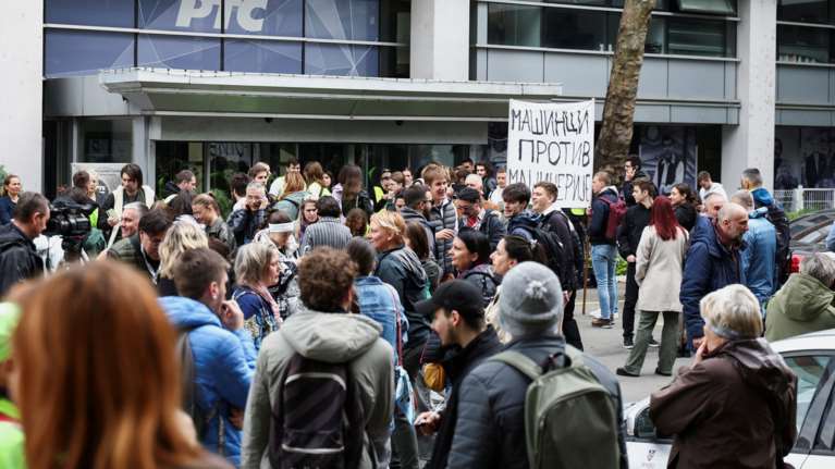 Σερβία: Οι φοιτητές προχώρησαν στον αποκλεισμό της δημόσιας τηλεόρασης - Δεν μεταδίδονται εκπομπές [βίντεο]