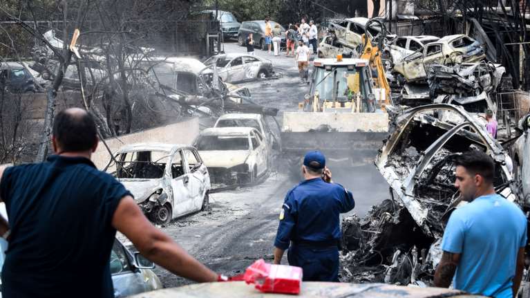 Αποστάσεις από τους συγγενείς θυμάτων στο Μάτι: &quot;Δεν θα ήταν σωστό να παρευρεθούμε οργανωμένα στα συλλαλητήρια για τα Τέμπη&quot;