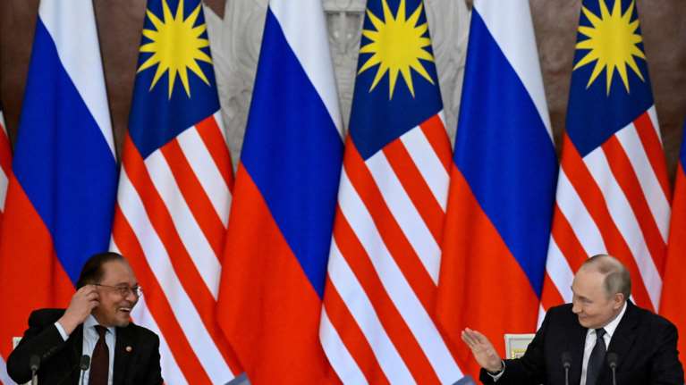 Πούτιν: Ο πλανήτης αναρωτιέται αν θα πάει στη συνάντηση με τον Ζελένσκι και αυτός λέει ανέκδοτα στον πρωθυπουργό της Μαλαισίας