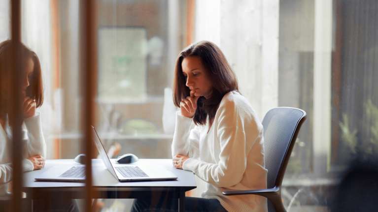 Τι θα προβλέπει το νέο εργασιακό νομοσχέδιο: Διευθέτηση χρόνου εργασίας σε εβδομαδιαία βάση, προσλήψεις fast track μέσω κινητού