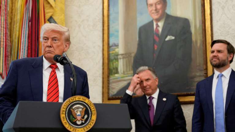 Νέες… συμβουλές Τραμπ σε εγκύους: &quot;Κάντε ξεχωριστά το εμβόλιο της ανεμοβλογιάς και της ηπατίτιδας Β στα 12 έτη&quot;