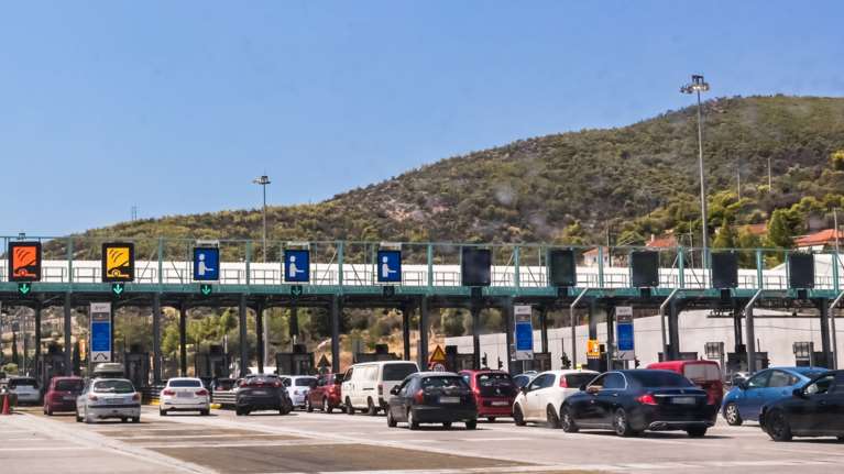 Με δυσκολία η επιστροφή των πρώτων εκδρομέων του Αυγούστου - Δείτε live την κίνηση