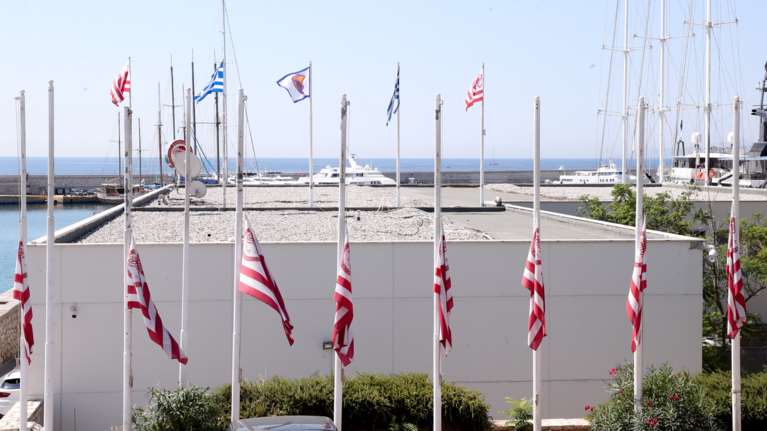 Καστέλλα: Τροχαίο στο ύψος των γραφείων του Ολυμπιακού - Αυτοκίνητο έπεσε στα βράχια