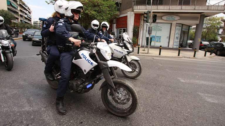 Εκτός εαυτού 43χρονη &quot;ψεκασμένη&quot; στη Θεσσαλονίκη: Απείλησε και έφτυσε αστυνομικούς