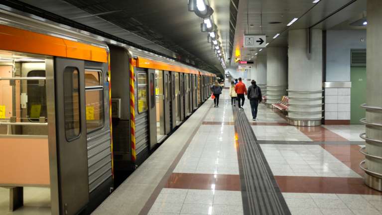 Πώς θα κινηθούν τα μέσα μαζικής μεταφοράς απόψε Παραμονή Πρωτοχρονιάς