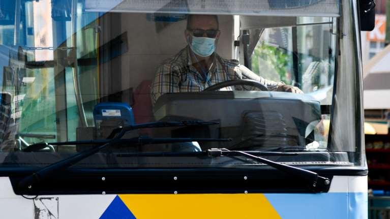 Τρόμος στην Κηφισίας: Ανεξέλεγκτο λεωφορείο για εκατοντάδες μέτρα - Έπεσε πάνω σε κολώνα [βίντεο]