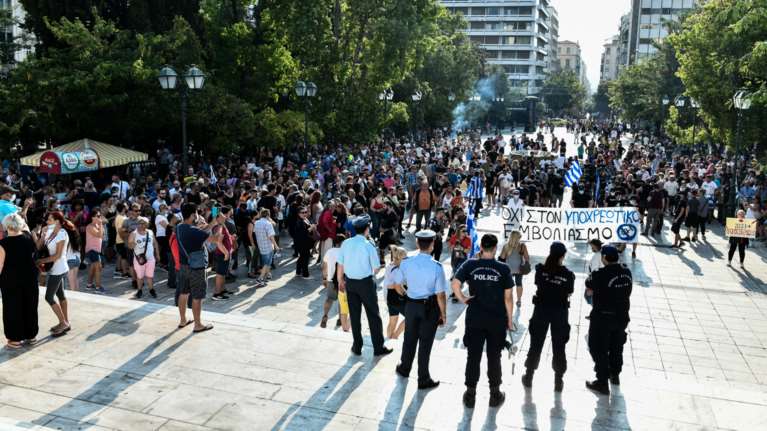 Λάρισα: Μήνυση κατά Μητσοτάκη και λοιμωξιολόγων από 82 αντιεμβολιαστές, &quot;μακεδονομάχους&quot; και παλαιοημερολογίτες