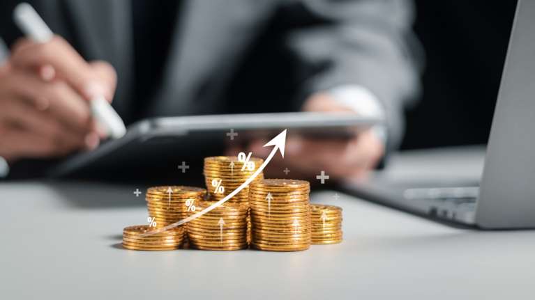 Αυτές είναι οι αυξήσεις του 2025 για εργαζόμενους και συνταξιούχους – Τι ισχύει για δημόσιο και ιδιωτικό τομέα