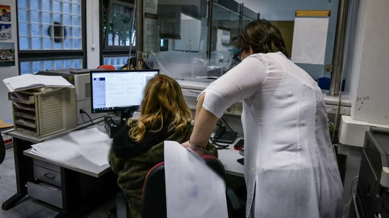 Χωρίς επιπλέον φόρο το 77% των φορολογικών δηλώσεων που έχουν ήδη εκκαθαριστεί - Στα 349 ευρώ το μέσο ποσό επιστροφής