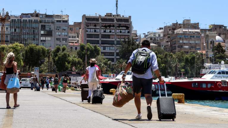 Οι διακοπές των Ελλήνων: Πιο φθηνή η διαμονή στο Παρίσι και το Λονδίνο παρά στη Ρόδο και τη Σαντορίνη