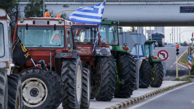 Κλιμακώνουν τις κινητοποιήσεις οι αγρότες - Κλείνουν επ&#39;αόριστον την Εθνική Θεσσαλονίκης - Μουδανιών