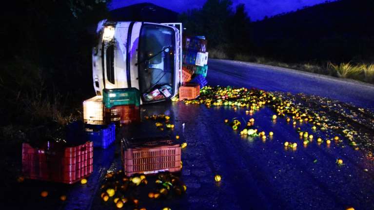 Άργος: Αγροτικό αυτοκίνητο ντελαπάρισε και γέμισε ο δρόμος πορτοκάλια [Εικόνες]