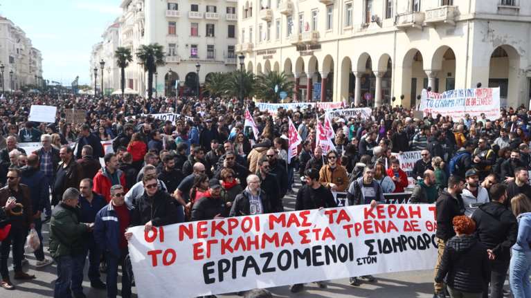 Χιλιάδες κόσμου στους δρόμους της Θεσσαλονίκης για την τραγωδία στα Τέμπη: &quot;Το έγκλημα αυτό δεν θα ξεχαστεί&quot; [εικόνες - βίντεο]
