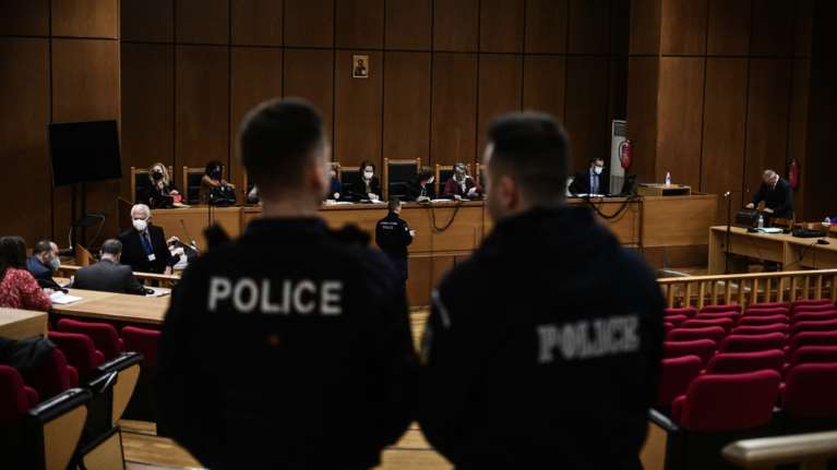 Δίκη Χρυσής Αυγής: Αστυνομικός περιγράφει τα τελευταία λεπτά του Παύλου Φύσσα - &quot;Αυτός με μαχαίρωσε&quot;