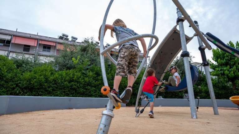 Δήμος Αθηναίων: Ανακαίνιση παιδικής χαράς στο Ν. Κόσμο, με όργανα και για ΑμεΑ [εικόνες]