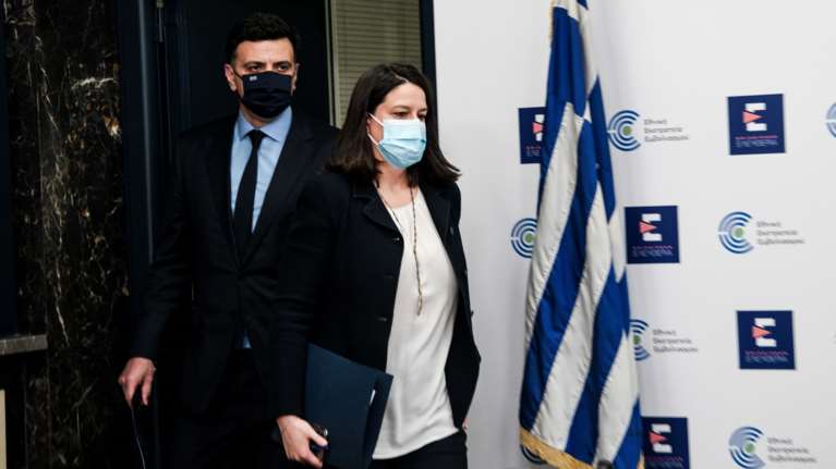 Το &quot;λάθος&quot; του Κικίλια: Έδωσε το... υπουργείο του στην Κεραμέως [βίντεο]