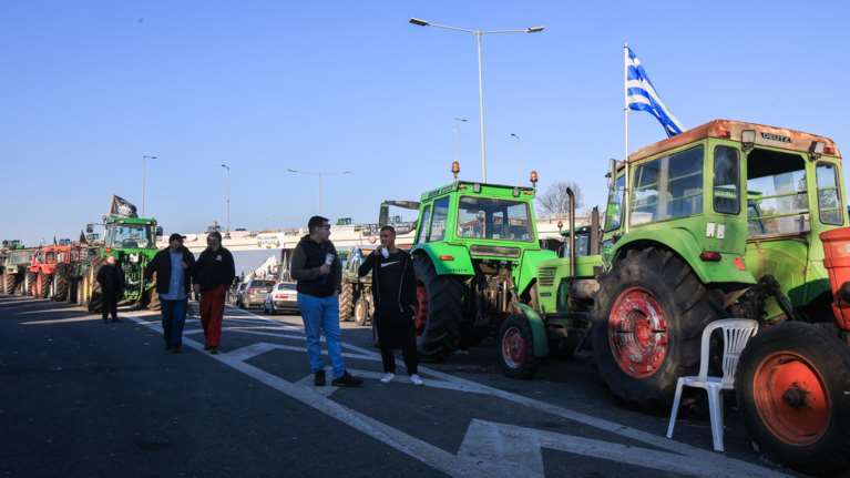 Παραμένουν στα μπλόκα οι αγρότες: Κλειστή η εθνική οδός Αθηνών - Θεσσαλονίκης, κλείνουν και τελωνεία