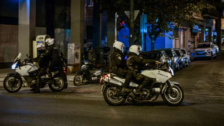 Επεισόδια στο Μενίδι: Νεαροί πέταξαν πέτρες και μολότοφ κατά αστυνομικών - 35 προσαγωγές