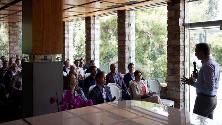 Μητσοτάκης: "Αποφασισμένοι να διευκολύνουμε τις επενδύσεις" - Γεύμα εργασίας με πάνω από 40 CEOs