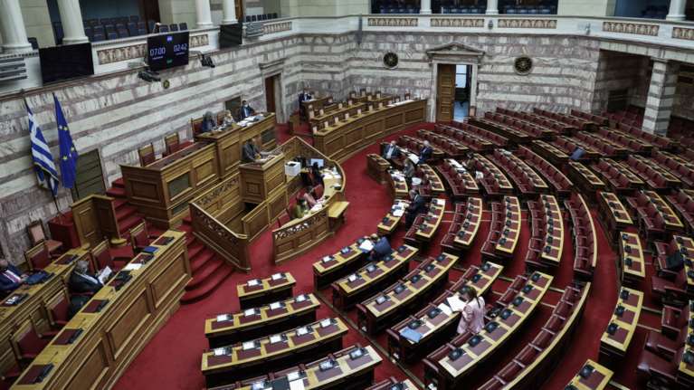 Σύγκρουση κυβέρνησης και αντιπολίτευσης στη Βουλή για το νομοσχέδιο &quot;Δουλειές Ξανά&quot; - Σήμερα η ονομαστική ψηφοφορία