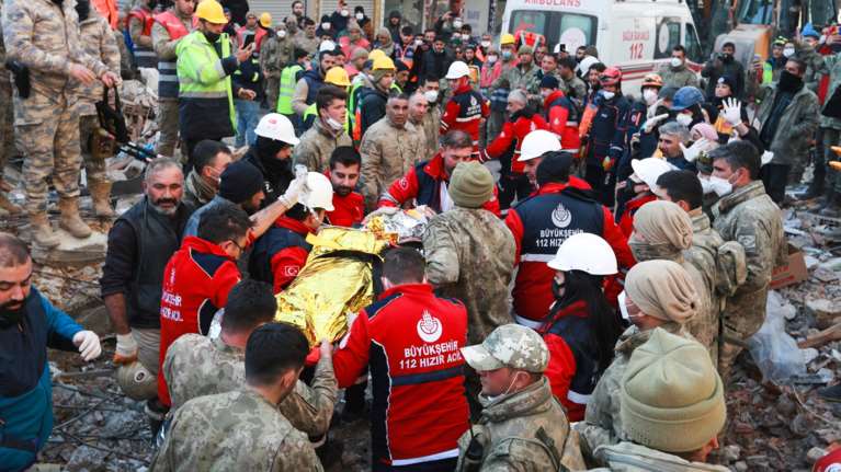 Συνεχίζονται τα "θαύματα" στην Τουρκία: Διασώθηκε γυναίκα 203 ώρες μετά τον φονικό σεισμό