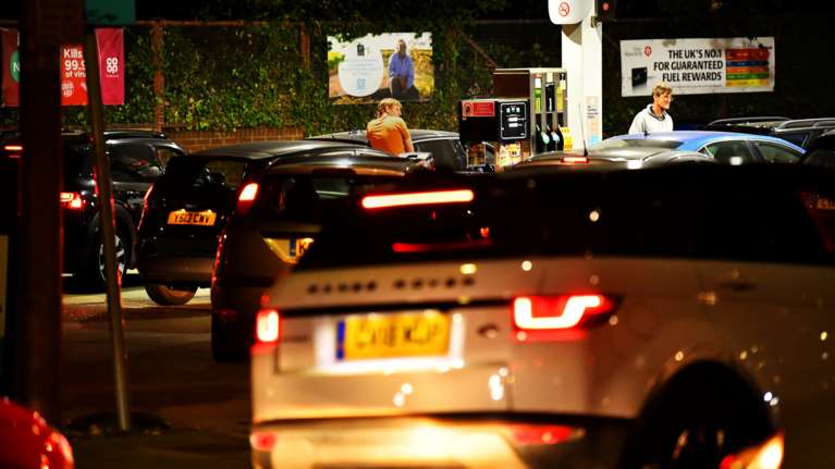 Βρετανία: Πρωτοφανείς εικόνες στα βενζινάδικα - &quot;Στέγνωσε&quot; το 1/3 του δικτύου της BP [εικόνες - βίντεο]