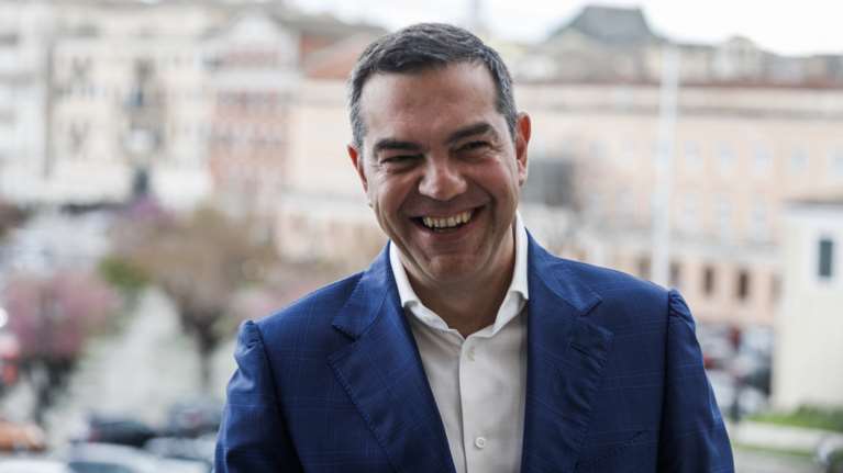 Ο Τσίπρας απάντησε με ποιον πολιτικό αρχηγό θα πήγαινε για ποτό - &quot;Θα πέρναγα καλύτερα&quot; [βίντεο]