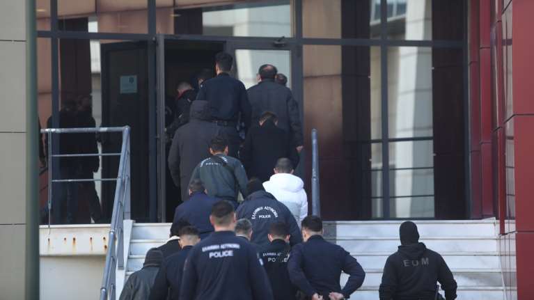 Κολωνός: &quot;Να κρεμάσουν τους ανώμαλους&quot; - Ξέσπασε η γιαγιά της 12χρονης για τους κατηγορούμενους