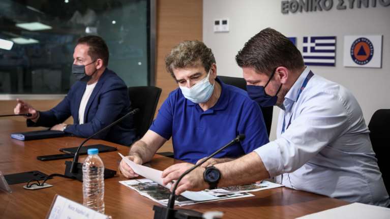 Κυβερνητική σύσκεψη για τις φωτιές: Επιχείρηση καθαρισμού κλαδιών με ρυθμούς... χελώνας