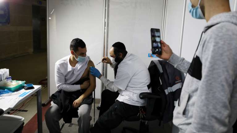 Και επισήμως εμβολιασμένο το 50% του πληθυσμού στο Ισραήλ με το εμβόλιο της Pfizer