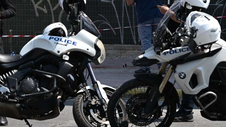 Πάτρα: Αστυνομικοί έσπασαν τζάμι για να απεγκλωβίσουν παιδί μέσα από κλειδωμένο αυτοκίνητο