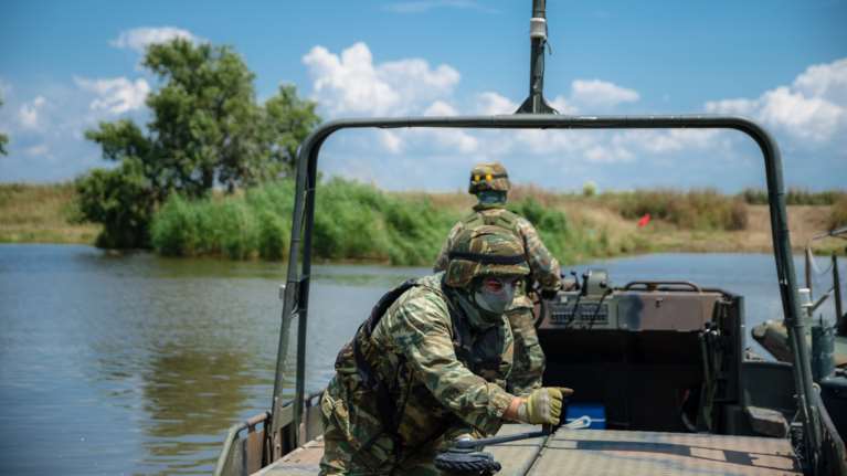 ΣΥΡΙΖΑ για τη νησίδα του Έβρου με τους μετανάστες: Είναι στο Εθνικό Κτηματολόγιο, πώς είναι τουρκικό έδαφος;